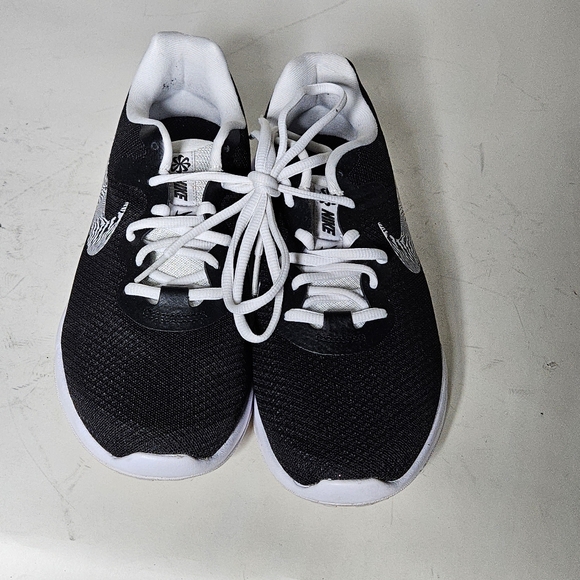 Nike running shoes. Black and White, Size 9.5 - Picture 3 of 7